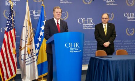 Schmidt i Turner otkrili ploču “Trg daytonskog mira” i poručili: Mir u BiH i dalje je krhak, mora se zaštititi