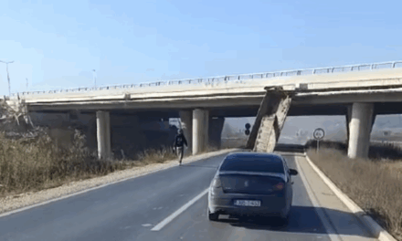 VIDEO Bizarna nesreća u BiH: Pogledajte kako je vozač udario u nadvožnjak