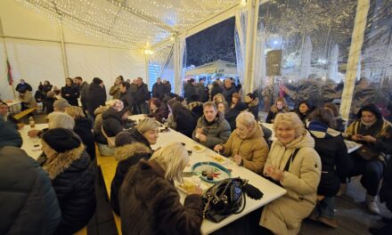 (FOTO) Ribarska večer na Adventu u Kiseljaku: Mirisi mora, dobra atmosfera i nastup Ajla & Gonzo benda