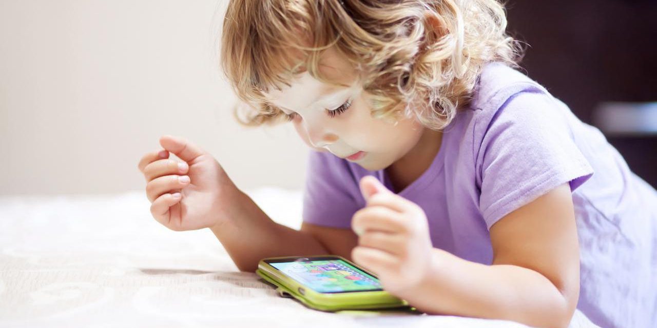 Mobitel pretvoren u digitalnu dadilju: Sve više poremećaja kod djece, pogledajte što im se sve događa