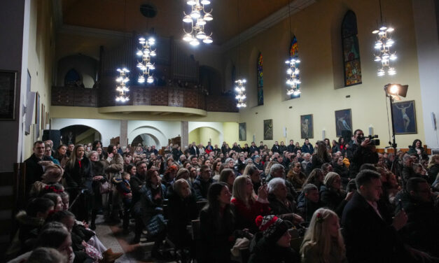 Božićni koncert „Raduj se cijeli svijete“ oduševio prepunu crkvu u Busovači