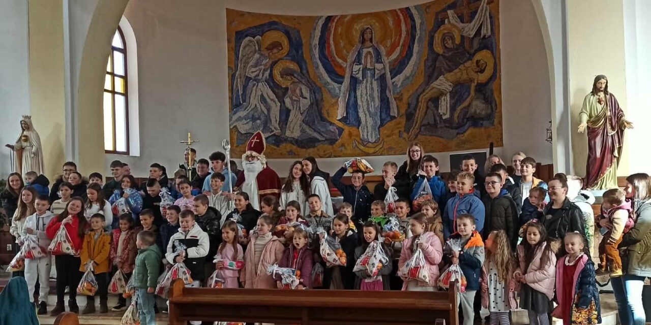 Sveti Nikola razveselio najmlađe u Brestovskom: Podjela paketića i druženje u župnom dvorištu