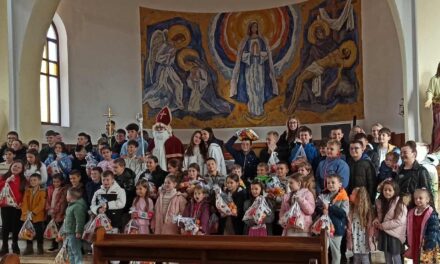 Sveti Nikola razveselio najmlađe u Brestovskom: Podjela paketića i druženje u župnom dvorištu