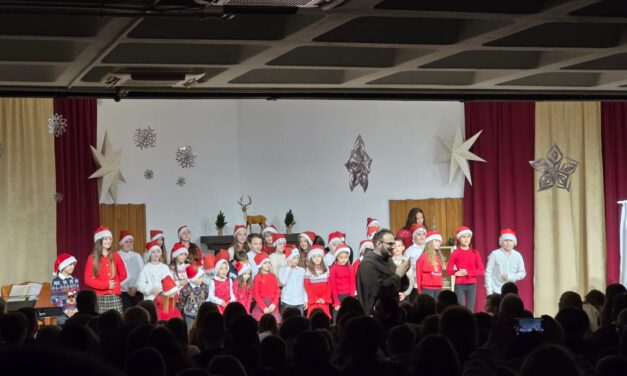Tradicionalna božićna priredba Frame Kiseljak ispunila kriptu župne crkve sv. Ilije proroka