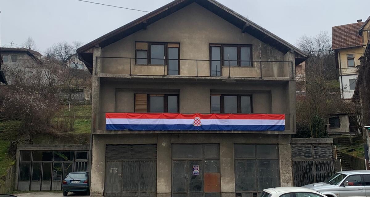 U Kiseljaku postavljena deset metara dugačka zastava hrvatskog naroda