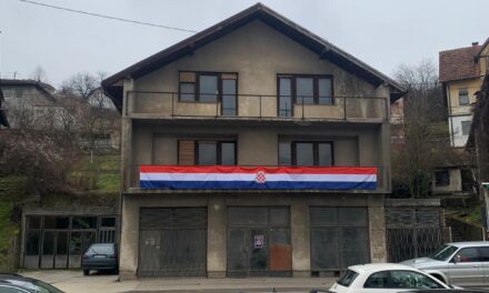 U Kiseljaku postavljena deset metara dugačka zastava hrvatskog naroda