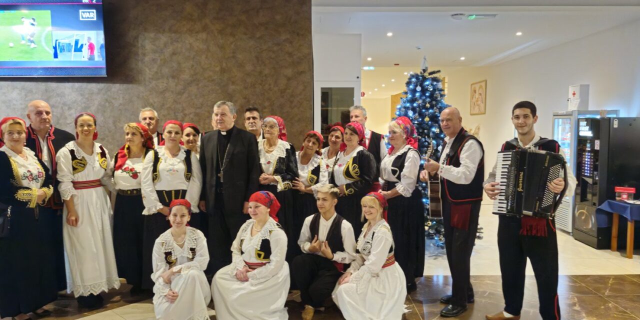(FOTO) Članovi HKUD-a „Gromiljak“ obradovali korisnike Doma za starije i nemoćne „dr. Ivan Evanđelist Šarić“ na Lugu
