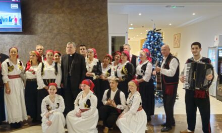 (FOTO) Članovi HKUD-a „Gromiljak“ obradovali korisnike Doma za starije i nemoćne „dr. Ivan Evanđelist Šarić“ na Lugu