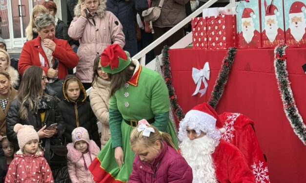 Djed Mraz razveselio najmlađe u Home Outletu u Gromiljaku