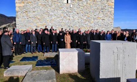 Obilježena 26. godišnjica smrti predsjednika Franje Tuđmana: Čović i Filipović odali počast na Oltaru domovine