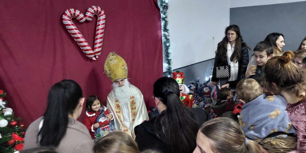 TRADICIONALNI SVETI NIKOLA U BRNJACIMA: PODIJELJENO 100 PAKETIĆA NAJMLAĐIMA