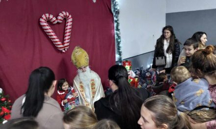 TRADICIONALNI SVETI NIKOLA U BRNJACIMA: PODIJELJENO 100 PAKETIĆA NAJMLAĐIMA