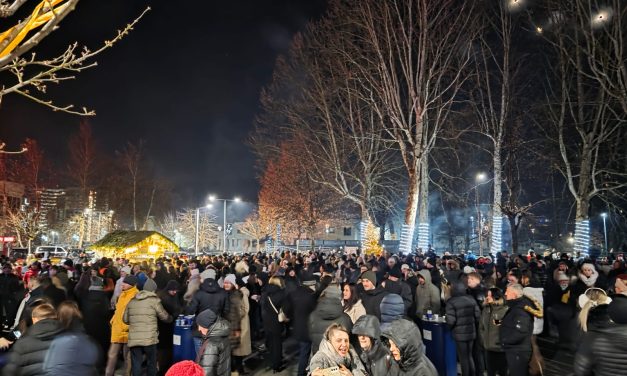 Doček Nove godine na otvorenom okupio brojne posjetitelje na Trgu kneza Radoje u Kiseljaku