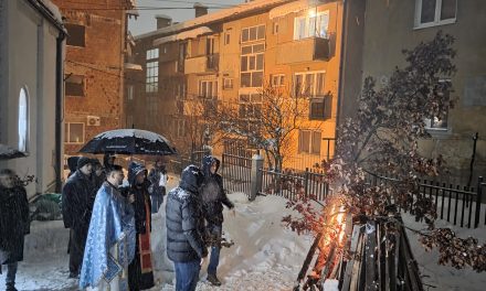 Paljenjem badnjaka i ponoćnom liturgijom pravoslavni vjernici u Kiseljaku dočekali Božić