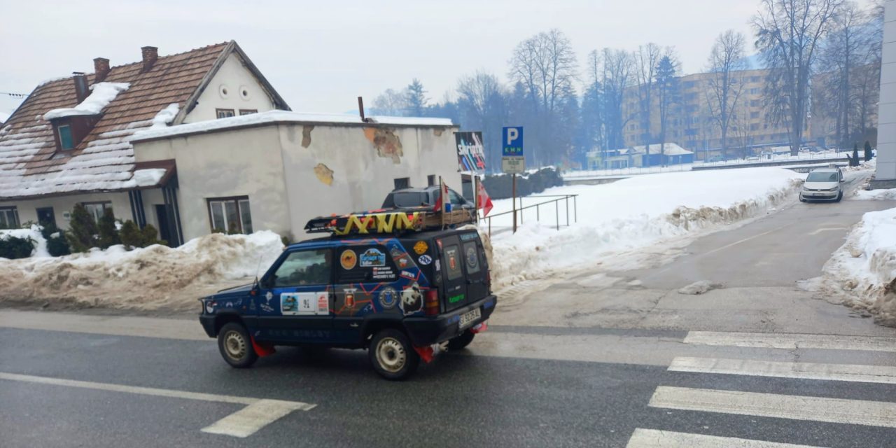 Stotine neobičnih vozila danas prošlo kroz Kiseljak: Gradom protutnjao “Carbage Run Balkan 2026”