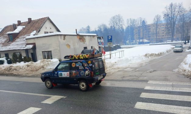 Stotine neobičnih vozila danas prošlo kroz Kiseljak: Gradom protutnjao “Carbage Run Balkan 2026”