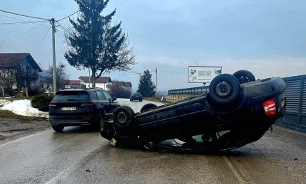 Prometna nesreća u Hrastovima: Škoda se prevrnula na krov na magistralnoj cesti M-5