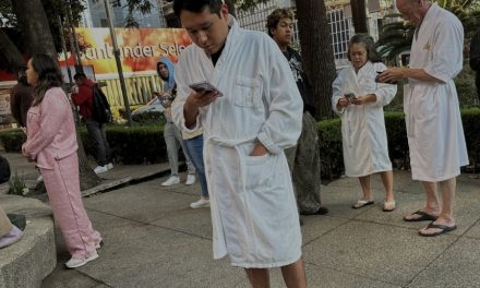 Jak potres uzdrmao Meksiko, oštetivši ceste, bolnice: Ljudi bježali na ulice i u ogrtačima