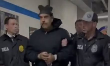 VIDEO Objavljena snimka dovođenja Madura u zatvor. Šepao je, a ovo su mu bile prve riječi