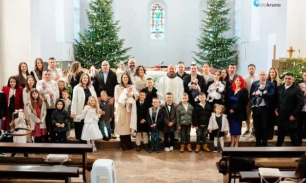 U širokobriješkoj crkvi u jednom danu kršteno osmero djece