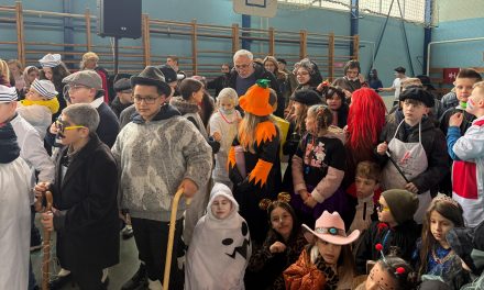 Šarena povorka maškara razveselila Kiseljak: Ključevi grada predani najmlađima