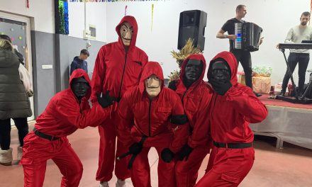 Završna večer Poklada u Brnjacima u punom jeku – maske, zabava i tombola večeras