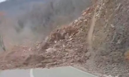 VIDEO Dio brda se srušio na cestu kod Čelebića, vozač izbjegao tragediju