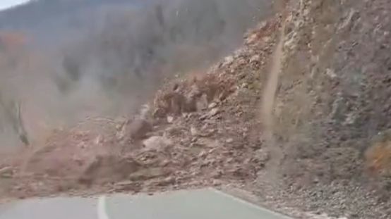 VIDEO Dio brda se srušio na cestu kod Čelebića, vozač izbjegao tragediju
