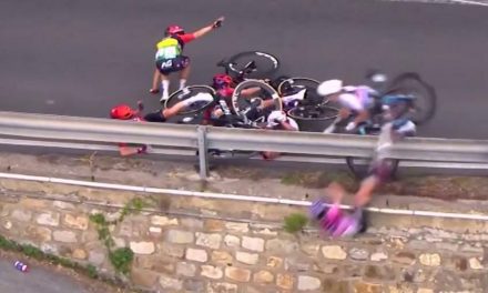 (VIDEO) U strašnom sudaru na utrci biciklistica izletjela s ceste, pala je na glavu s velike visine