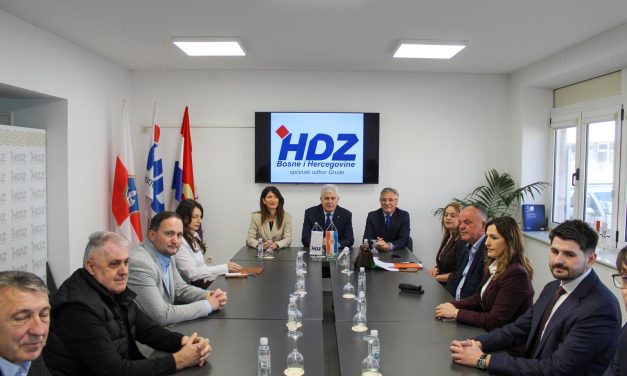 Čović i Filipović s članovima Predsjedništva OO HDZ-a BiH Grude: Potpora projektima i planovima za razvoj općine
