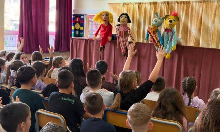 Lutkarska predstava „Srećko“ razveselila učenike