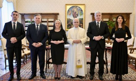 Krišto, Čović, Filipović, Brkić sa Svetim Ocem: Ohrabruje spoznaja da se pogledi Vatikana na budućnost BiH podudaraju s ciljevima hrvatskih predstavnika. Papu pozvali u Mostar i BiH