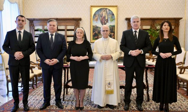 Krišto, Čović, Filipović, Brkić sa Svetim Ocem: Ohrabruje spoznaja da se pogledi Vatikana na budućnost BiH podudaraju s ciljevima hrvatskih predstavnika. Papu pozvali u Mostar i BiH
