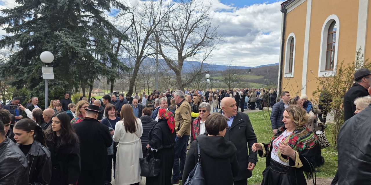 FOTO: Veselo uskrsno druženje u Brestovskom uz pjesmu, kolo i narodne nošnje