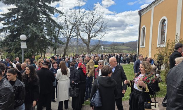 FOTO: Veselo uskrsno druženje u Brestovskom uz pjesmu, kolo i narodne nošnje