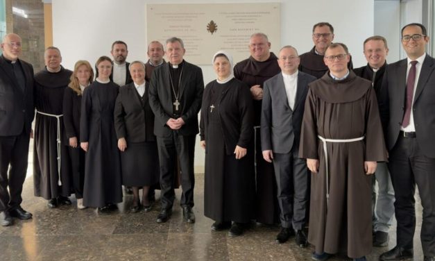 Objavljeni podaci: Evo koliko hrvatskih svećenika djeluje u 180 župa i zajednica svijeta, gdje ih je najviše