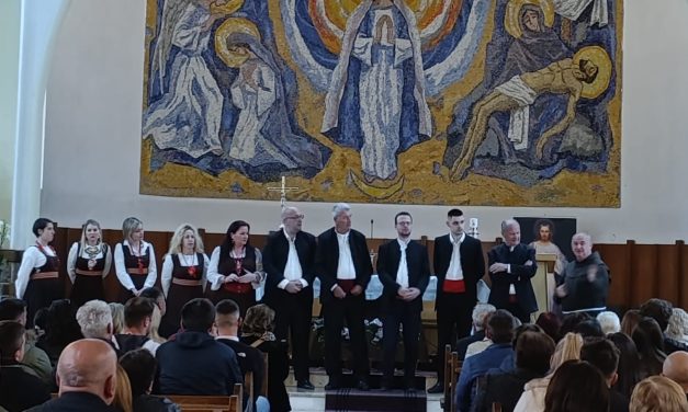 Dalmatinska pjesma u srcu središnje Bosne: Velolučka „Kumpanija“ oduševila Brestovsko, sutra spektakl u Kreševu