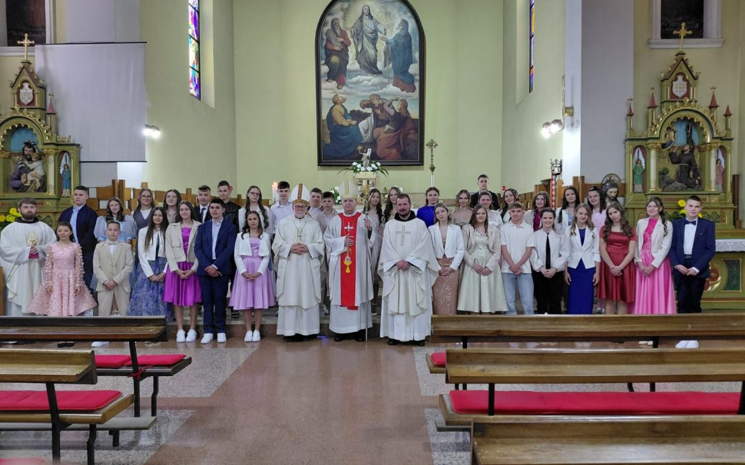 Svečano u Busovači: 34 mladih primilo sakrament svete krizme u crkvi sv. Ante Padovanskog