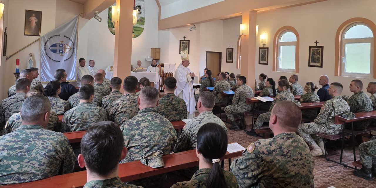 Vojni biskup mons. Miro Relota u prvom posjetu Kiseljaku: Predvodio misno slavlje u vojarni “Mato Lučić Maturica”