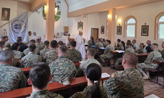 Vojni biskup mons. Miro Relota u prvom posjetu Kiseljaku: Predvodio misno slavlje u vojarni “Mato Lučić Maturica”