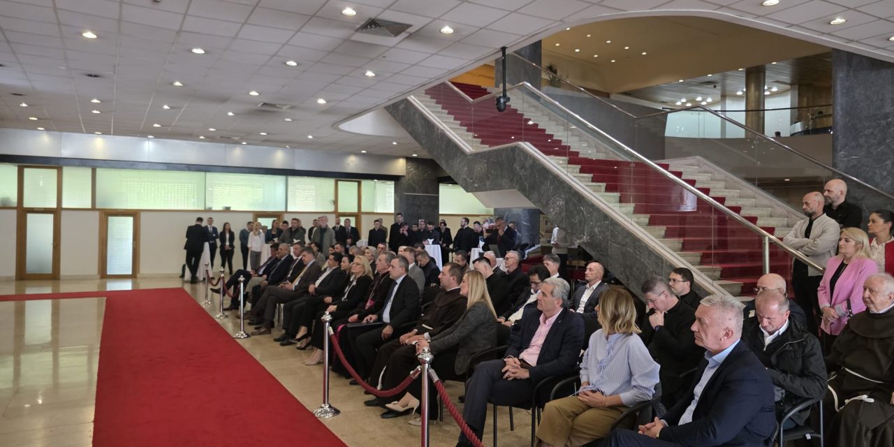 Otvorena izložba „Tragovima našeg postojanja“ u Sarajevu: Predstavljena bogata baština katoličkih sakralnih objekata u BiH