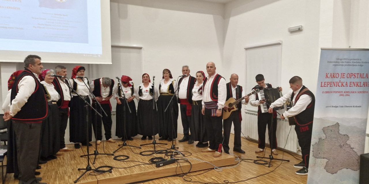 Članovi HKUD-a Gromiljak u Kninu: Pjesmom predstavili svoj kraj i uručili poseban poklon gradonačelniku Ćaćiću