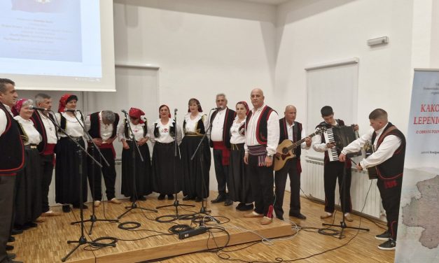 Članovi HKUD-a Gromiljak u Kninu: Pjesmom predstavili svoj kraj i uručili poseban poklon gradonačelniku Ćaćiću