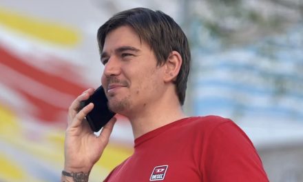 “DVA PRSTA” PROTIV RATA – SPLIĆANIN OBJAVIO DRUGU PJESMU NAKON “SUČELJAVANJA” ZOKIJA I PLENKIJA