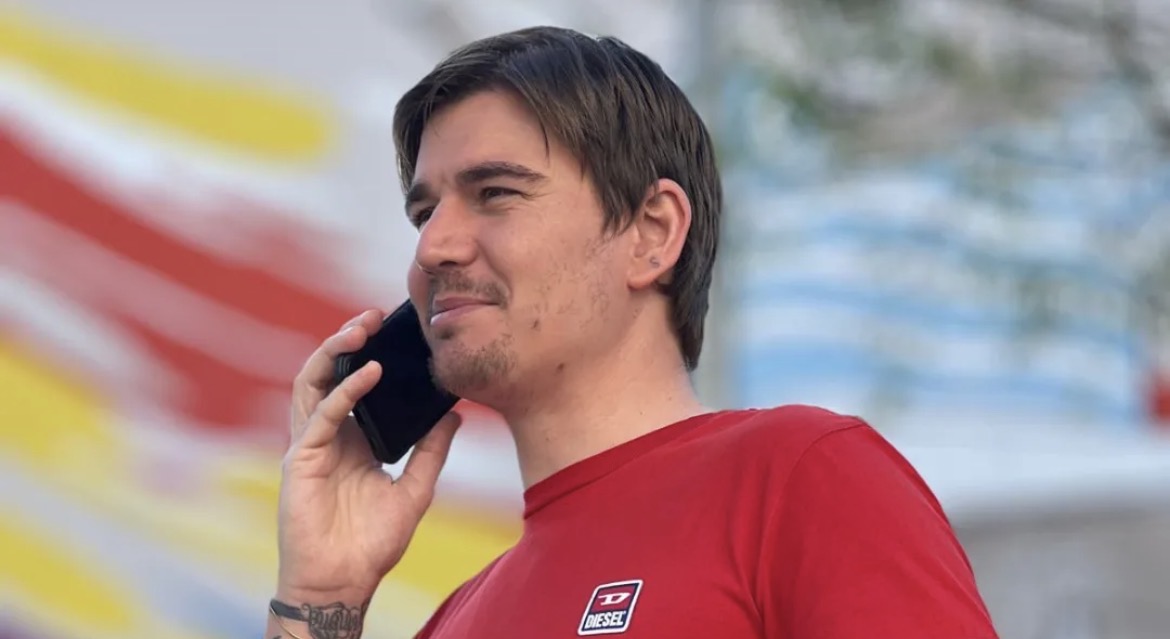 “DVA PRSTA” PROTIV RATA – SPLIĆANIN OBJAVIO DRUGU PJESMU NAKON “SUČELJAVANJA” ZOKIJA I PLENKIJA