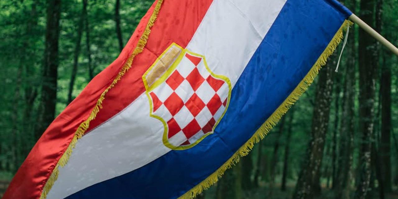 Predsjednik HRS-a Žepče Toni Ćurić oštro je reagirao na događaje s utakmice odigrane 20. svibnja, poručivši upravi kluba da su ovim činom postali izdajnici vlastitog naroda te najavio dolazak na sljedeću utakmicu s istom zastavom.