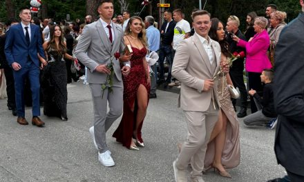 Mladost, ljepota i zajedništvo: Kiseljak svečano ispratio maturante