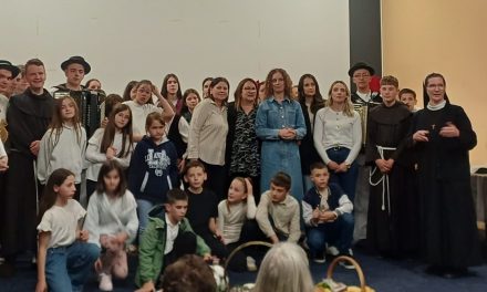 ​Kiseljačku publiku oduševila predstava “Otac Hercegovine” o fra Didaku Buntiću