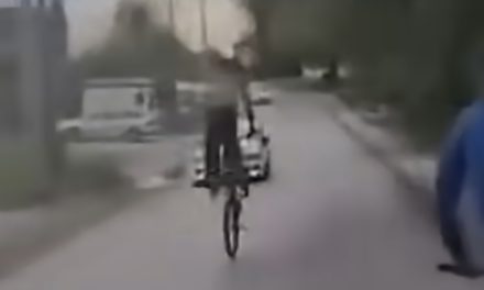 Isplivala snimka opasne vožnje maloljetnika: Novi video iz Tuzle, policajac pod istragom zbog udarca
