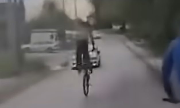 Isplivala snimka opasne vožnje maloljetnika: Novi video iz Tuzle, policajac pod istragom zbog udarca